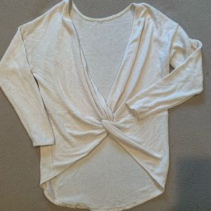 Sweater with twist detail. Color cream. Size s